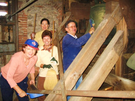 Ein Riss im alten Leutesheimer Kirchenturm machen Arbeiten am Glockengeläut erforderlich. Bevor die Handwerker kommen, haben die Kirchengemeinderäte Marianne Lutz, Irmgard Keck und Dieter Kimmer (von links) zusammen mit Pfarrerin Ulrike Schneider-Harpprecht (hinten) das Innere des Turms gründlich gereinigt.