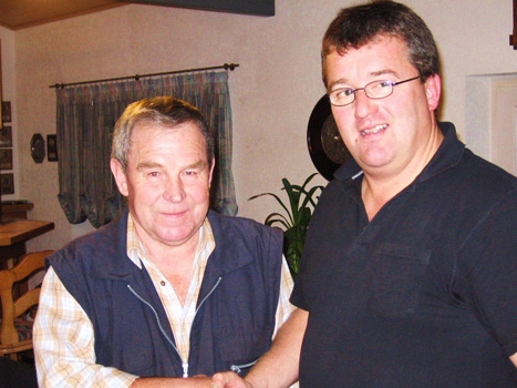 Erster Vorsitzender Richard Schneider (r.) gratulierte dem neuen Vizeboss Hans-Peter K�nig.