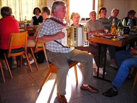 Fritz Vogt feiert mit den DRK-Senioren