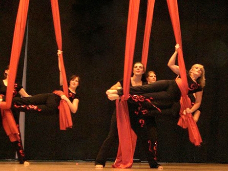 Birgit Heidt u. Nicole Maier-Heidt verzaubern die Zuschauer mit ihren K�nsten.